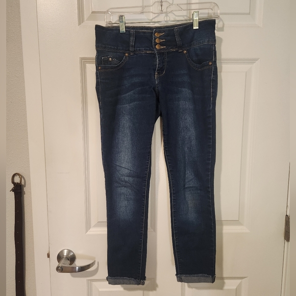 Royalty For Me - Women's Wannabettabutt Mid-Rise Capri - Picture 4 of 6